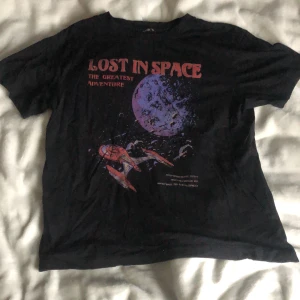 T shirt med tryck - Svart t shirt med tryck. Använd några få gånger :)