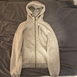 Sail racing kofta  - Säljer min sail racing kofta storlek 170.  Mitt pris 200 nypris 1000.