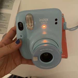 Instax mini 11 - Säljer mini kamera i färgen blå. Jag fick födelsedagspresent i september används inte så ofta den är i mycket bra skick.💖