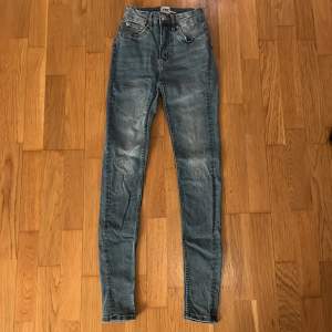 Säljer nu dessa jeans från lager 157 då dem köptes i fel storlek så dem är endast testade sen har dem bara legat i min gaderob!💕Storlek Xxs!💕 Vill ni ha fler bilder så går de självklart att lösa!💕 