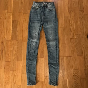 Snake jeans från lager 157 - Säljer nu dessa jeans från lager 157 då dem köptes i fel storlek så dem är endast testade sen har dem bara legat i min gaderob!💕Storlek Xxs!💕 Vill ni ha fler bilder så går de självklart att lösa!💕 