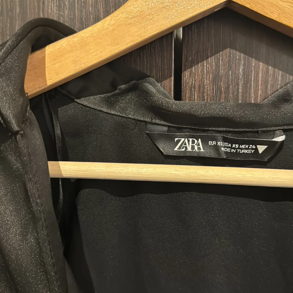Svart klänning från Zara i storlek xs . Klänningar.