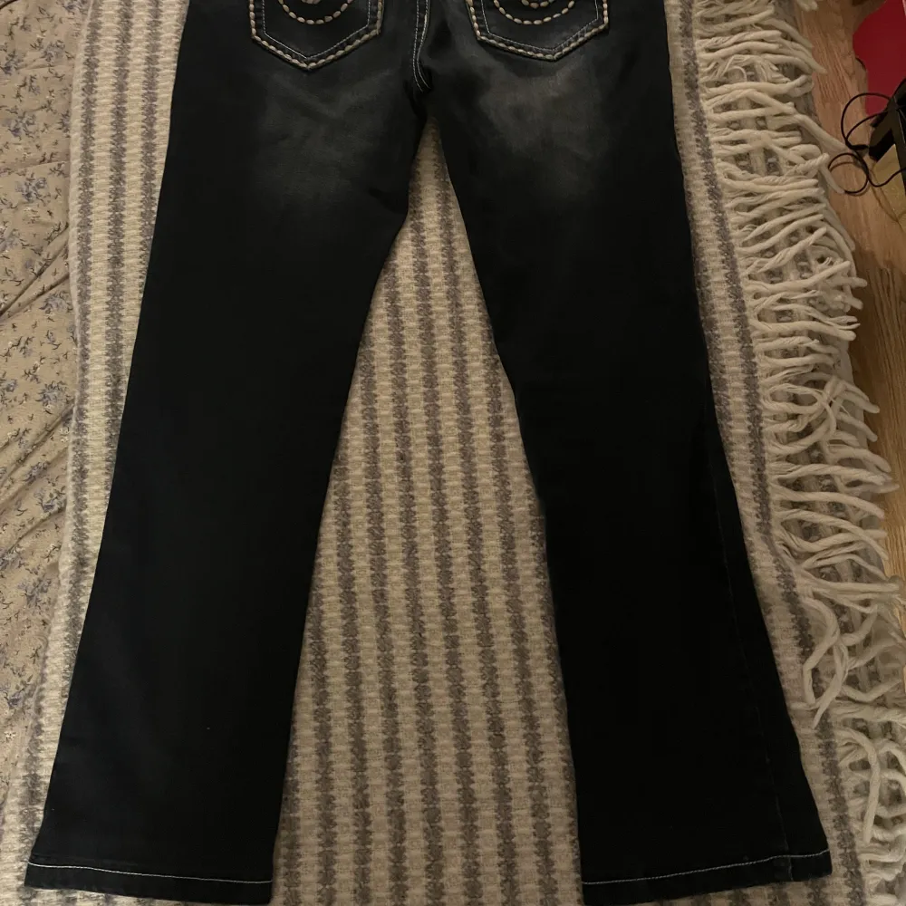 Säljer mina lågmidjade True Religion jeans då jag köpte dem i fel storlek. Jeansen har en rak modell i benen, byxan är 37cm rakt över midjan och har ca 65cm i innerbenslängd. Hör av er för fler bilder! Köparen står för frakten och pris går att diskutera 💕. Jeans & Byxor.