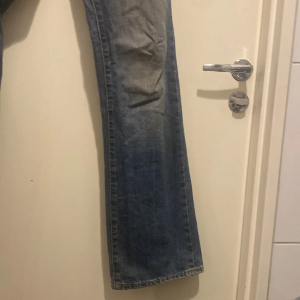 Ett par loose straight jeans med låg midja och långa ben. Jeans & Byxor.