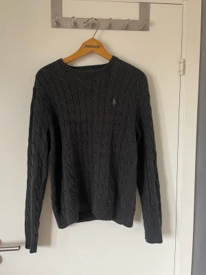 Ralph lauren kabelstickad - Tjenare! Säljer en Ralph lauren kabelstickad som är i topp skick! Den är väldigt snygg men också skön. Den är i strl M 