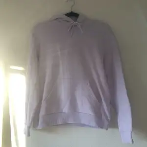Fin lavendel hoodie från Monki, står ”XXS” men passar även S och XS! 