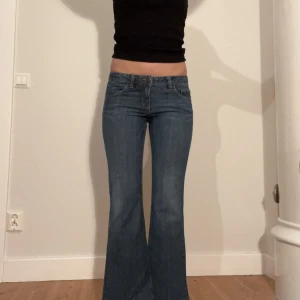 Lågmidjade jeans  - Snygga vintage jeans!💕  Midjemått( rätt över): 38cm  Inerbenslängd: 68cm Lårmått ( rätt över): 22  Modellen på bilden är 170cm (lite korta på mig)   Köp gärna via ”KÖP NU”💖 Skriv ifall ni har några frågor eller funderingar // perfectjeans🫶