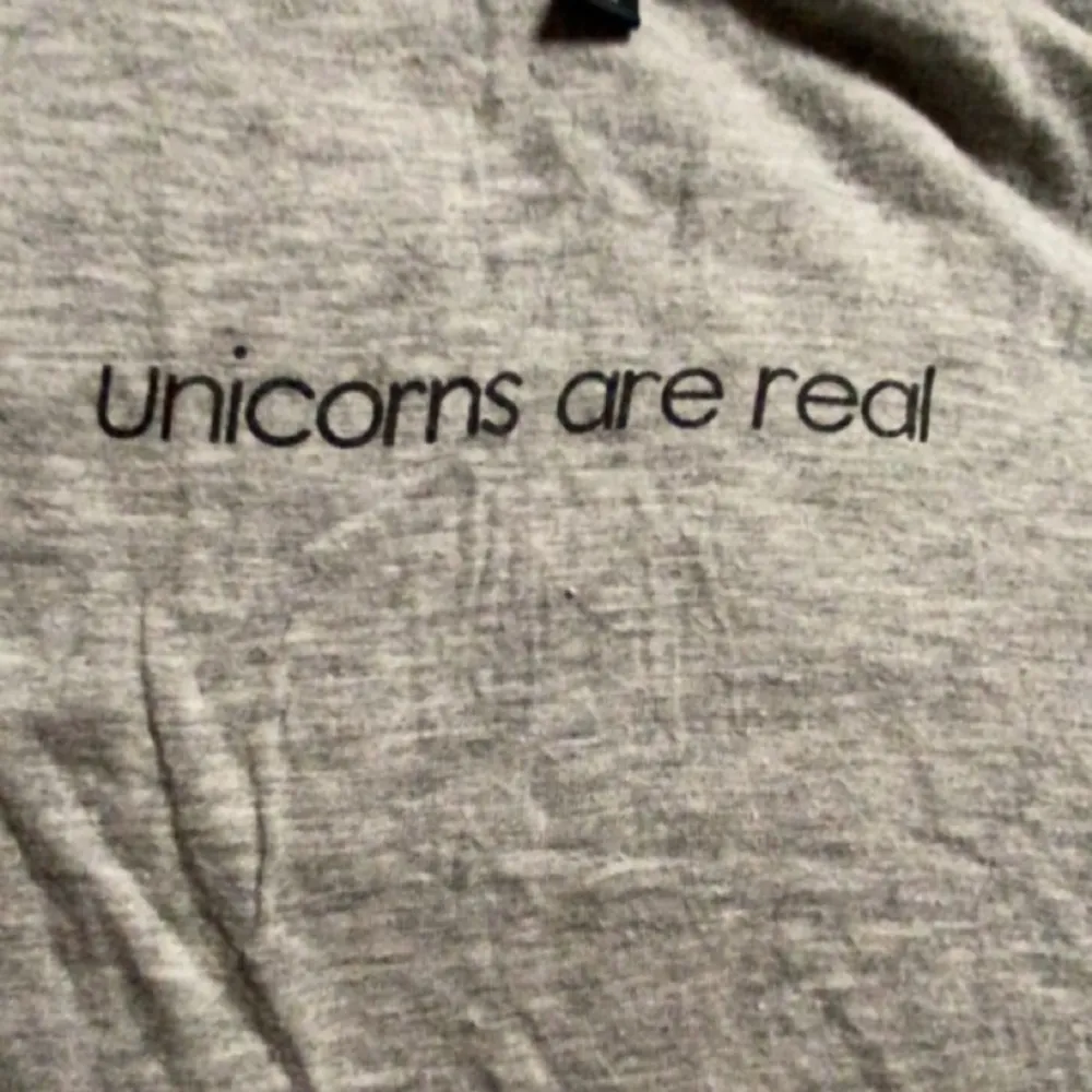 Söt grå pyjamaströja med motivet ”unicorns are real” från H&M säljer då det inte är min stil. . T-shirts.