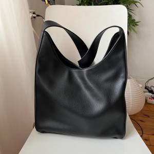 En svart handväska från Åhléns, varsamt använd.  100% återvunnet polyester 