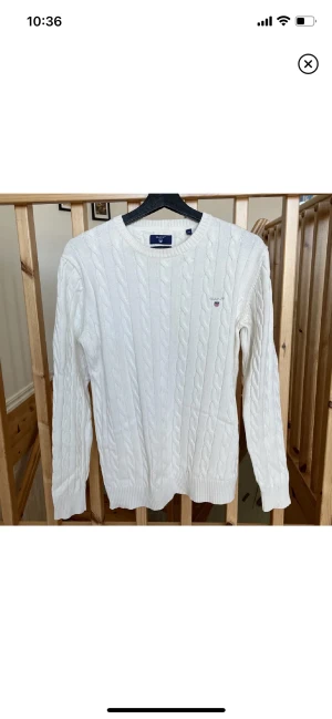 Stickad gant tröja vit - Tja säljer nu denna Ribbstickade tröja från Gant i cremevit färg. Skick:9,5/10, knappt använd. Nypris: 1400kr. Storlek: M. Kontakta mig för fler bilder eller info!