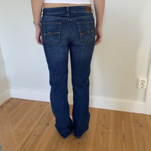 Vintage jeans - Jeans nr: 10 💓 Midjemått (rätt över): 37 cm Innerbenslängd: 75 cm Lårmått (rätt över): 23 cm  Modellen på bilden är 168 cm  Köp gärna via ”KÖP NU” 💘 Skriv om ni har några frågor eller funderingar//Perfectjeans🫶🏽