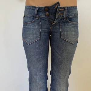 Snygga lågmidjade jeans  - Jeans nr: 13 💓 Midjemått (rätt över): 36 cm Innerbenslängd: 73 cm Lårmått (rätt över): 22 cm  Modellen på bilden är 170 cm (lite för små och för korta på henne)  Köp gärna via ”KÖP NU” 💘 Skriv om ni har några frågor eller funderingar//Perfectjeans🫶🏽