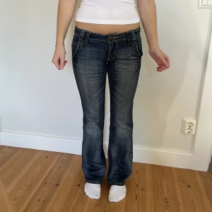 Mörka lågmidjade jeans  - Snygga vintage jeans!💕  Midjemått( rätt över): 38cm Inerbenslängd: 80cm Lårmått ( rätt över): 23  Köp gärna via ”KÖP NU”💖 Skriv ifall ni har några frågor eller funderingar // perfectjeans🫶