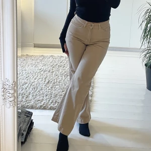 Beige jeans  - Beige jättefina jeans. Perfekt på mig som är 160cm!  Rak modell🤍Storlek 36 från Carin Wester🤍Köp nu så postar jag idag! Skriv för fler bilder🤍