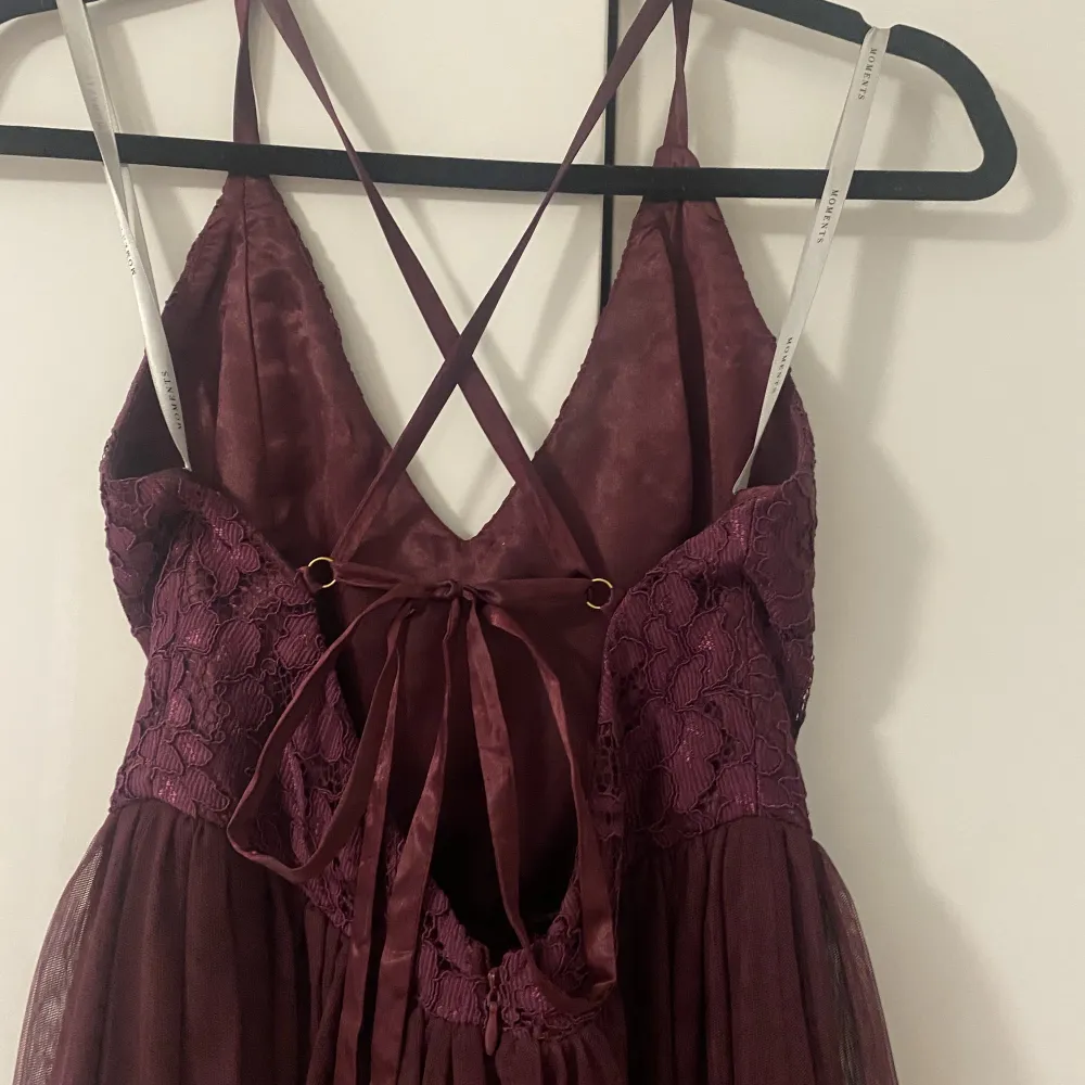 Min sååå fina balklänning, endast använd 2 ggr💞 Jättefin vinröd färg, spetstopp med öppen rygg och justerbara band🥰. Klänningar.