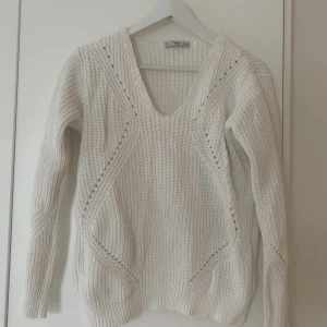 Vit tröja Mango S - Lite mer styvstickad tröja V urringning, Mango storlek S