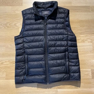Väst  - Säljer oanvänd Dressmann väst som aldrig används, nypris: 800-900 kr. Skriv PM för frågor 😀 passar mig som är runt 178-180!