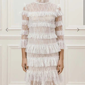 By malina klänning - Endast använd en gång på studenten, som nyskick. Storlek 34 Nypris 2800kr Mitt pris 800kr