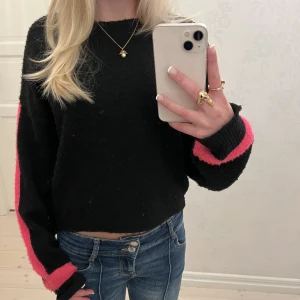 Tjocktröja - Säljer en jätte cool svart-rosa tröja som är super skön.💖