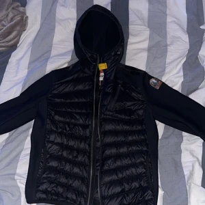 ParaJumper jacka herr - Säljer min parajumper jacka pga att den inte använts längre. Den är i storlek S. Haft den i 3 månaders tid så den är i gott skick. 