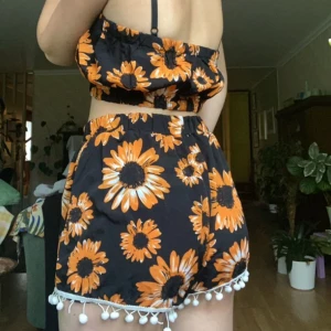 Solros set - Jättefint set i mjukt och luftigt material. Består av ett par shorts och en tube Top  som är perfekta för varma sommardagar💕möjlighet att köpa separat finns💕