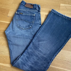 Lee jeans - Nu säljer jag dessa jätte snygga lee bootcut mid waist jeansen då de tyvärr inte kommer till användning.Vet ej vilken storlek de är men midjemåttet ser man på bild 3, har även bild på innebenslängden också men den är ca 78 cm, skriv om ni vill ha bild