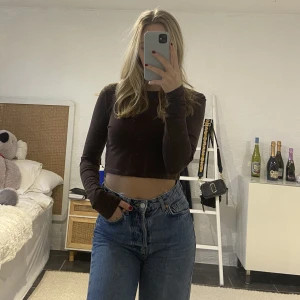 Crop Top - Brun Crop Top! Säljer pga av att jag inte använder plagget längre. Storlek: S. Skick: Bra, inte nopprig och knappt använd.
