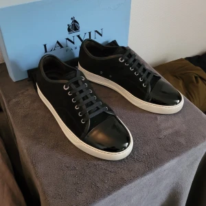 Lanvin skor - Extremt feta svarta lanvin skor! Skick 9,9/10, nästan helt oanvända! Alla tillbehör ingår! Hör av dig vid minsta lilla fråga!