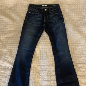 Lågmidjade jeans - Säljer dessa såå snygga Lågmidjade bootcut jeans från Zalando! Dom är i storleken 27/34. Använt typ 3 gånger så dom är i väldigt bra skick!