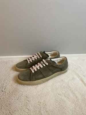 Saint Laurent skor - Säljer dessa Saint Laurent skor i materialet mocka. Skicket är 9/10 och har inga skador. Fråga vid minsta fundering! Pris ej hugget i sten.