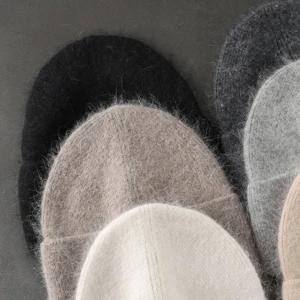 Mössor  - Svarta, vita och bruna finns i lager, 299kr/st. Supermjuka och sköna 