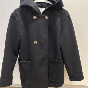 Marinblå kappa från zara - Skitsnygg marinblå kappa från zara som inte kommer till användning, passar mig som är 158 cm och är xs/s. Kappan är från zaras barn avdelningen i storlek 164