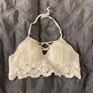 Vit topp - Säljer denna jättesöta topp från SHEIN då den inte kommer till användning💕 Den är i ett virkat material. Köparen står för frakten.