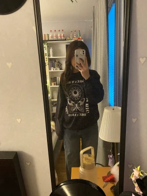 Sweatshirt  - En fin sweatshirt, knappt använd, jätte fint tryck och bekvämt material. Den är lite oversized!