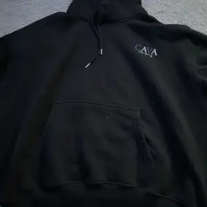 Säljer denna fina hoodie med ett snyggt tryck på ryggen. Den är i storlek xs/s men är oversized. De finns inga skador osv och är sparsamt använd. Skriv vid frågor osv och kom gärna med prisförslag 