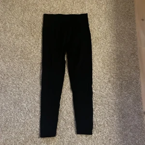 Träningstights - Svarta träningstights med scrunch från shein i stl S! Använda en gång! Prickiga detaljer på sidorna💗
