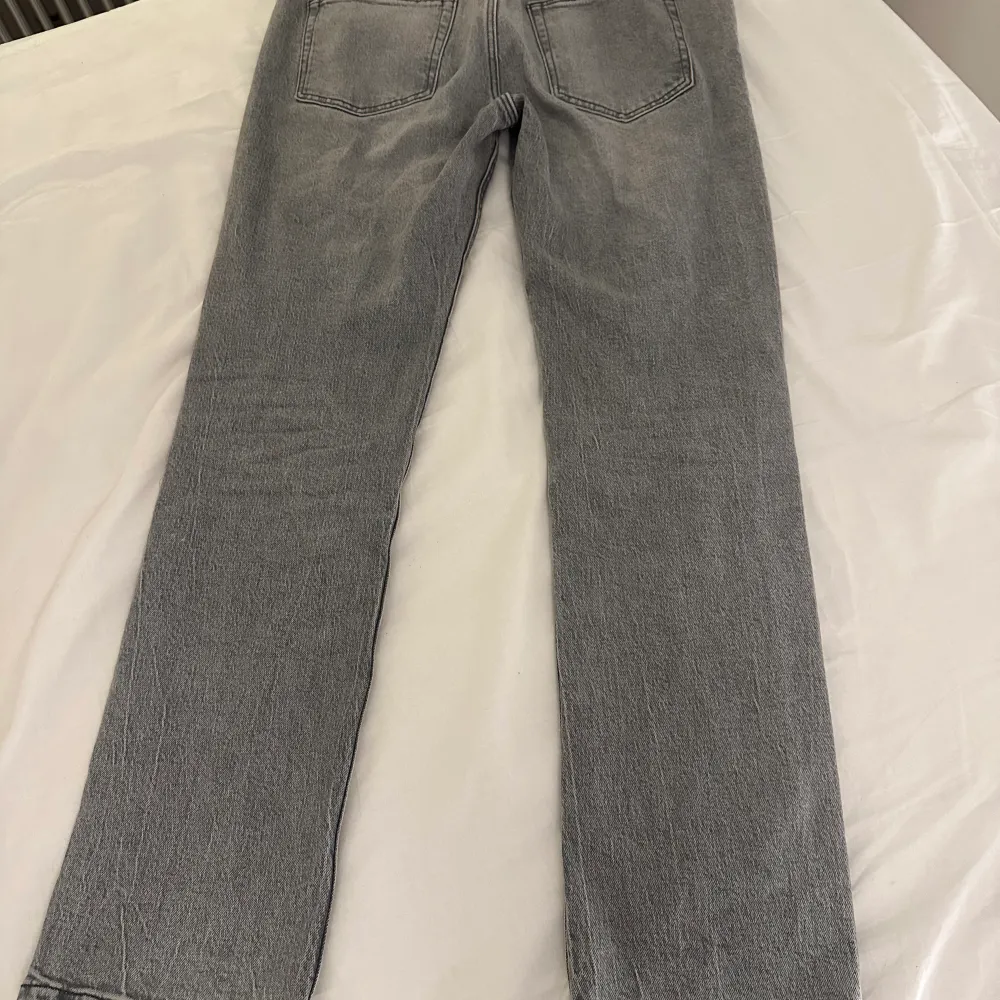 säljer mina supersnygga low waist jeans från pull and bear pga att de är för stora för mig. de är använda en del men det finns inga skador, små i storleken.💞. Jeans & Byxor.