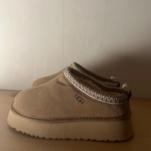 UGG tasman platform mustard seed  - Köpta second hand via poshmark. Dem  är oanvända och helt nya. Inga defekter eller fläckar. Har dessvärre inget kvitto eller låda till dessa då detta inte kom med när skorna köptes. Storlek 40 med passar mig perfekt som har 39.  ✨