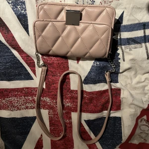 Säljer alla 3 vätskor för 150kr  - 150kr säljer jag alla 3 handväskor. Behöver bli av me dom 