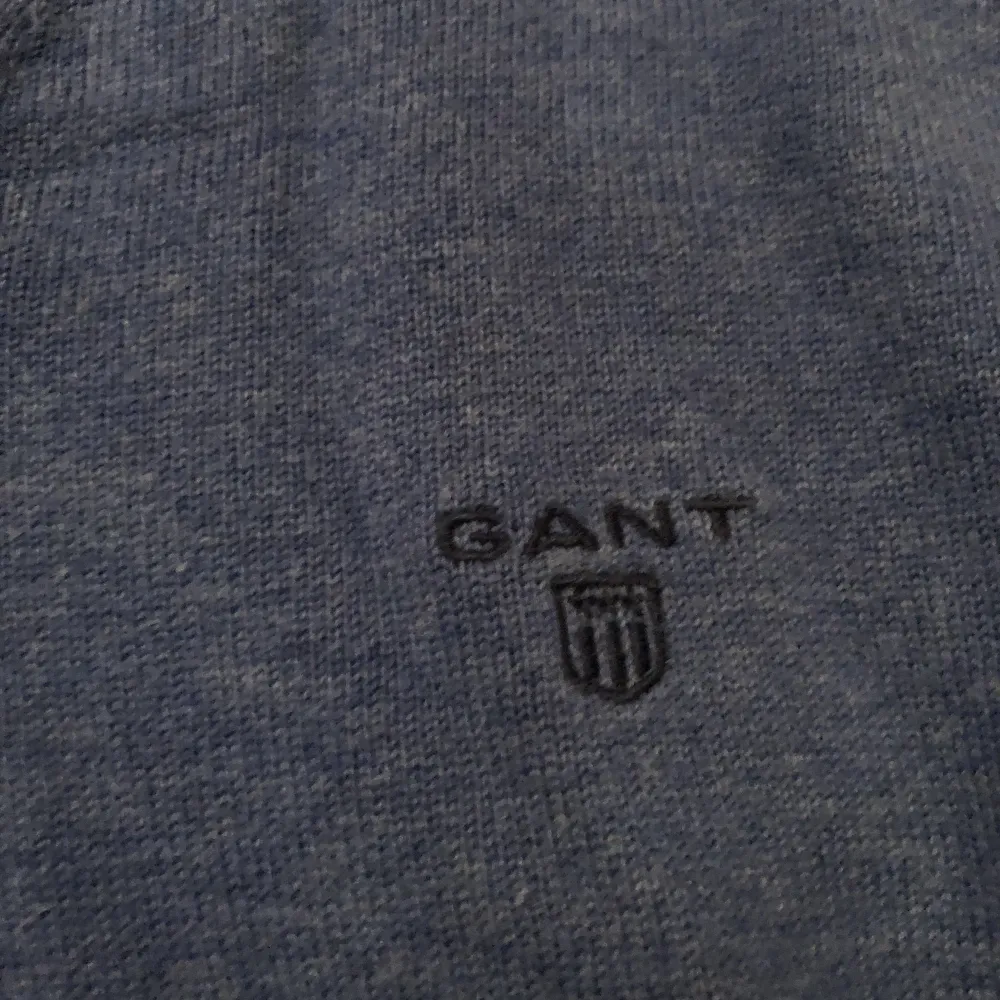 Tvärr snygg Gant tröja stickad blå i storlek M, säljer för endast 229kr!. Tröjor & Koftor.