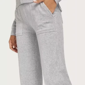 Grå juicy byxor  - Säljer mina grå juicy couture byxor för att dom inte kommer till någon användning 