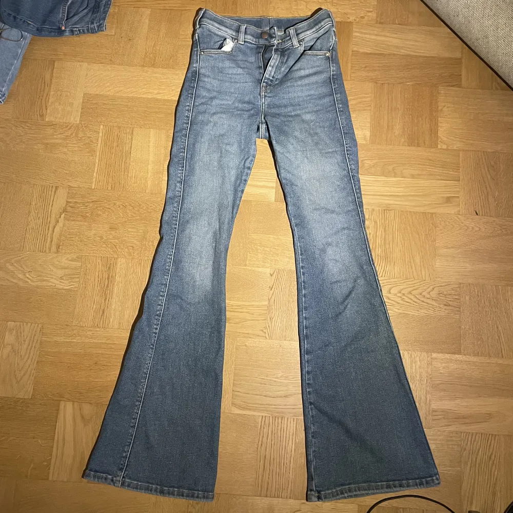 Jeans med bootcut ben, stretchigt material. Jeans & Byxor.