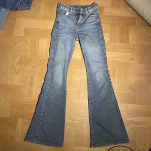 Jeans med bootcut ben, stretchigt material