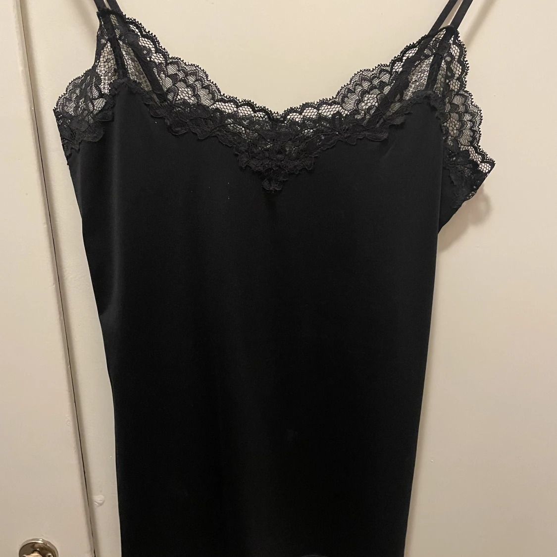 Svart satinlinne med spetsdetaljer 