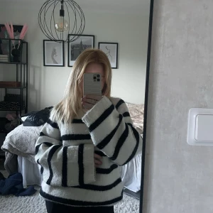 stickad tröja - köptes på vinted, passa xs-M