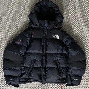 The north face vinterjacka  - Jätte fin the north face dunjacka i storlek s som är perfekt för vinter. Den är tjock och varm och håller för vatten och snö. Skriv till mig för frågor annars använd gärna köp nu💗 