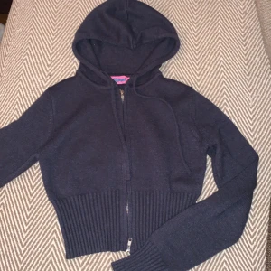 Knitted Cardigan (kofta)  - Knitted Cardigan , Mörk blå/mörk grå mer åt det blåa hållet. Aldrig använt så är helt ny, väldigt bra skick och från ett bra märke❤️Skriv för fler bilder och pris kan diskuteras❤️Orginal  pris 1250kr❤️bara tröjan!!