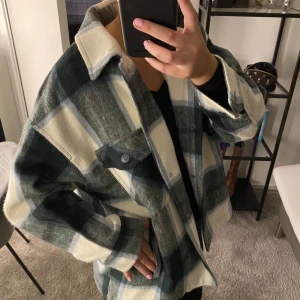 Jacka - Rutig jacka från Zara i storlek M. Köparen står för frakten, hör av er vid frågor!