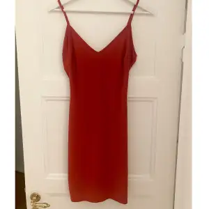 Röd kort klänning med snörning i ryggen. Från NLY ONE i storlek S 🫶🏼