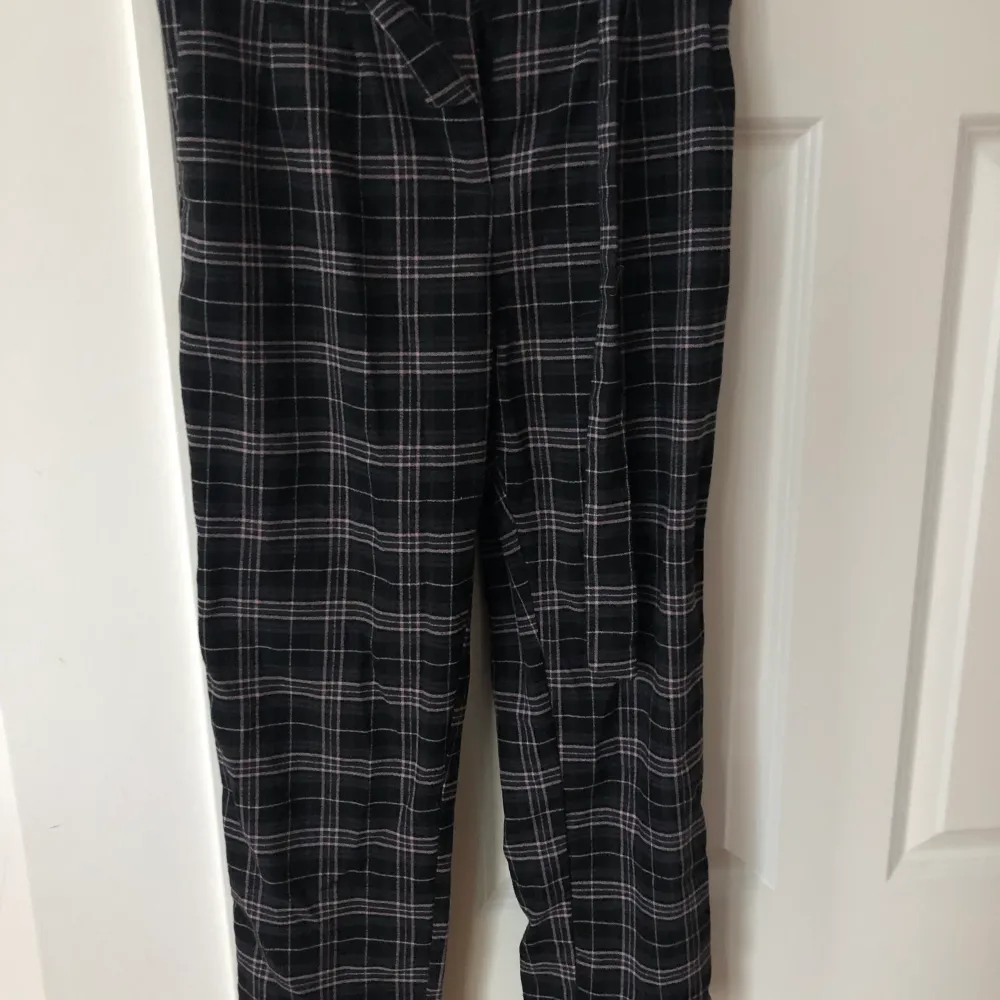 3 pyjamasbyxor 60kr/styck  Alla för 150kr  Bild 1 Rosa från Lindex Storlek 134/140   Bild 2 Svarta Storlek 146/152 ( små i storleken)   Bild 3 vita/rosa storlek 11y/12y kommer från England . Jeans & Byxor.